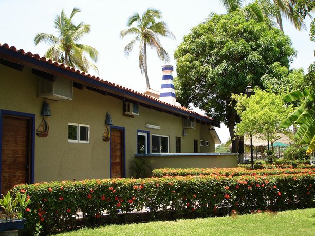 Imagen de los exteriores del Hotel Marina San Blas. Foto 14