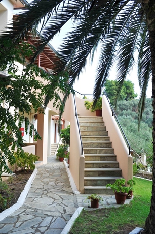 Imagen de los exteriores del Hotel Marina, Sk&iacute;athos. Foto 10