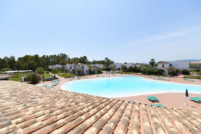 Imagen de la piscina del Hotel Marina Torre Navarrese Resort. Foto 19