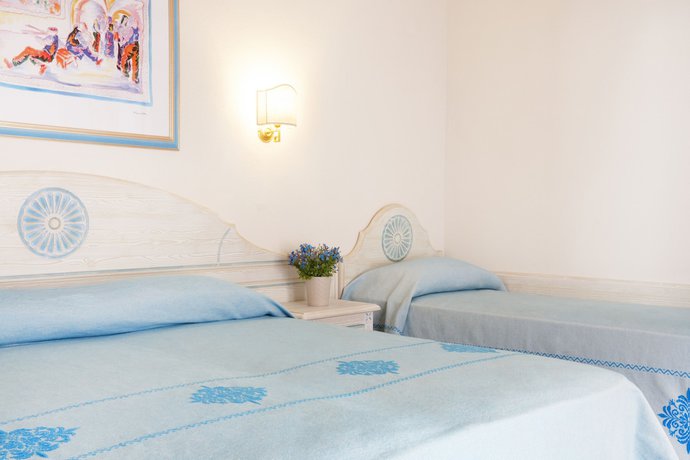 Imagen de la habitación del Hotel Marina Torre Navarrese Resort. Foto 9