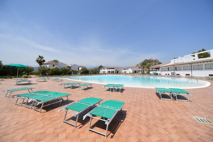 Imagen de la piscina del Hotel Marina Torre Navarrese Resort. Foto 20