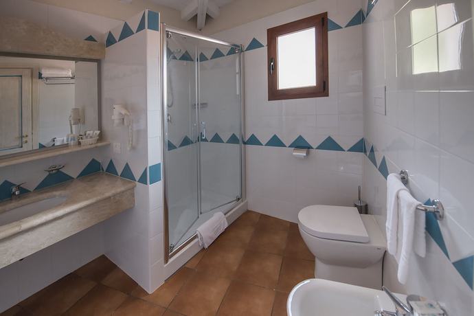 Imagen de la habitación del Hotel Marina Torre Navarrese Resort. Foto 10