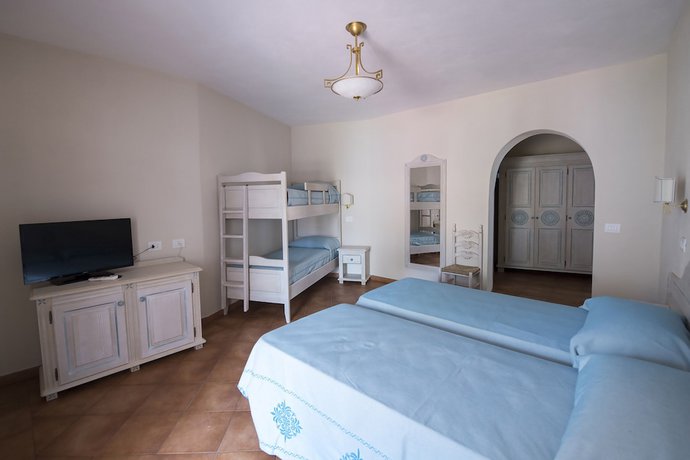 Imagen de la habitación del Hotel Marina Torre Navarrese Resort. Foto 12