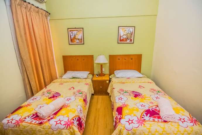 Imagen de la habitación del Hotel Marina Travellers Suite Marina Court. Foto 19