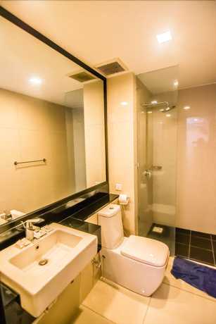Imagen de la habitación del Hotel Marina Travellers Suite SKY Karamunsing. Foto 8