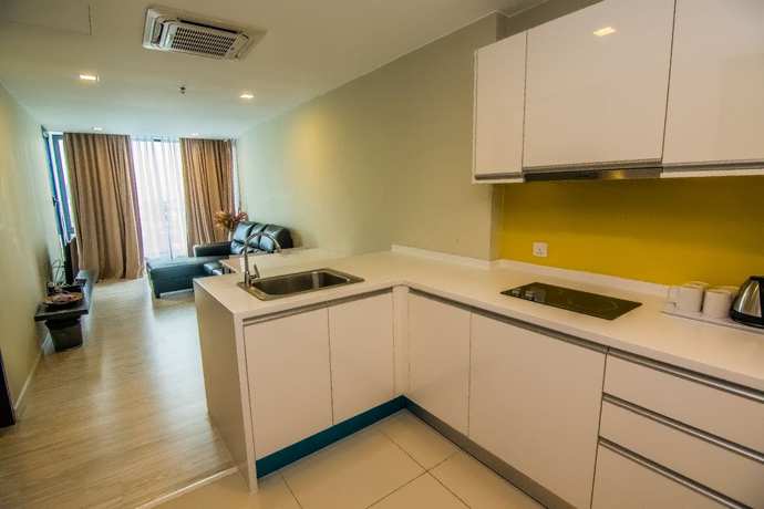 Imagen de la habitación del Hotel Marina Travellers Suite SKY Karamunsing. Foto 9