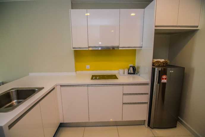 Imagen de la habitación del Hotel Marina Travellers Suite SKY Karamunsing. Foto 10