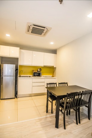 Imagen de la habitación del Hotel Marina Travellers Suite SKY Karamunsing. Foto 11