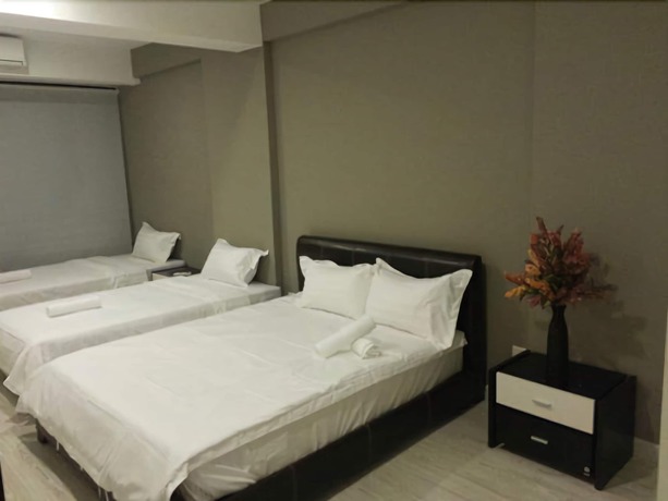 Imagen de la habitación del Hotel Marina Travellers Suite SKY Karamunsing. Foto 12