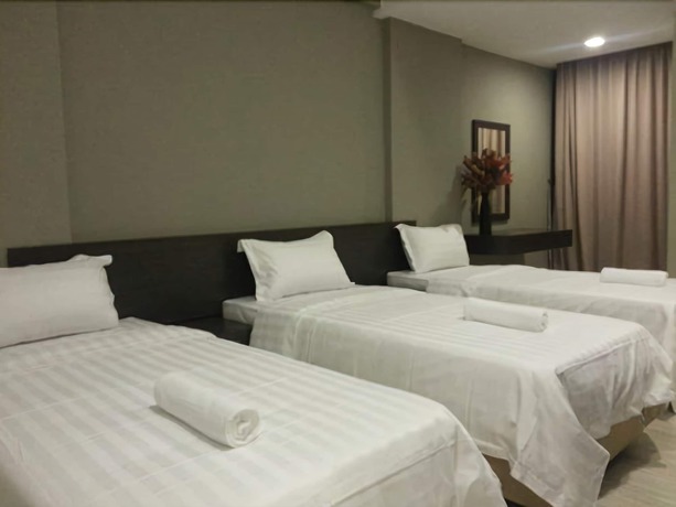 Imagen de la habitación del Hotel Marina Travellers Suite SKY Karamunsing. Foto 13