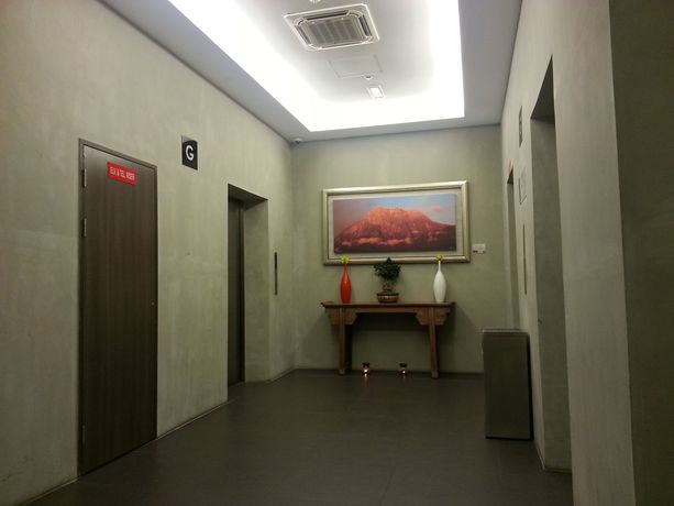Imagen de la habitación del Hotel Marina Travellers Suite SKY Karamunsing. Foto 15
