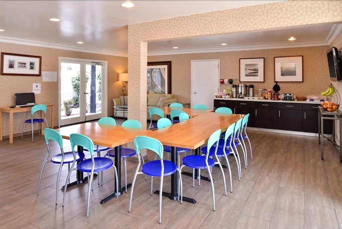 Imagen de los interiores del Hotel Marina Village Inn. Foto 17