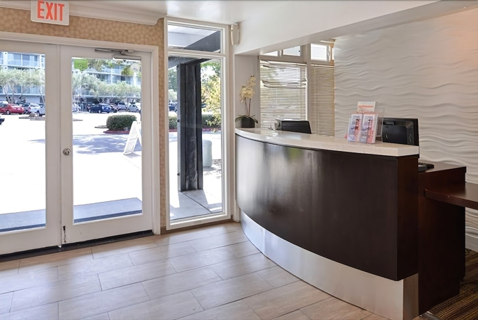 Imagen de los interiores del Hotel Marina Village Inn. Foto 18