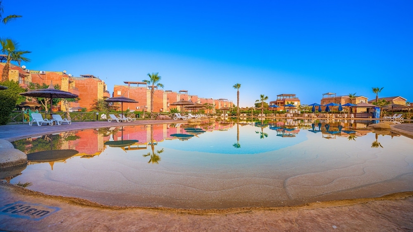 Imagen de la piscina del Hotel Marina Wadi Degla. Foto 17