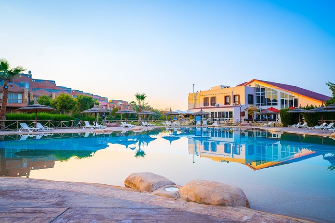 Imagen de la piscina del Hotel Marina Wadi Degla. Foto 19