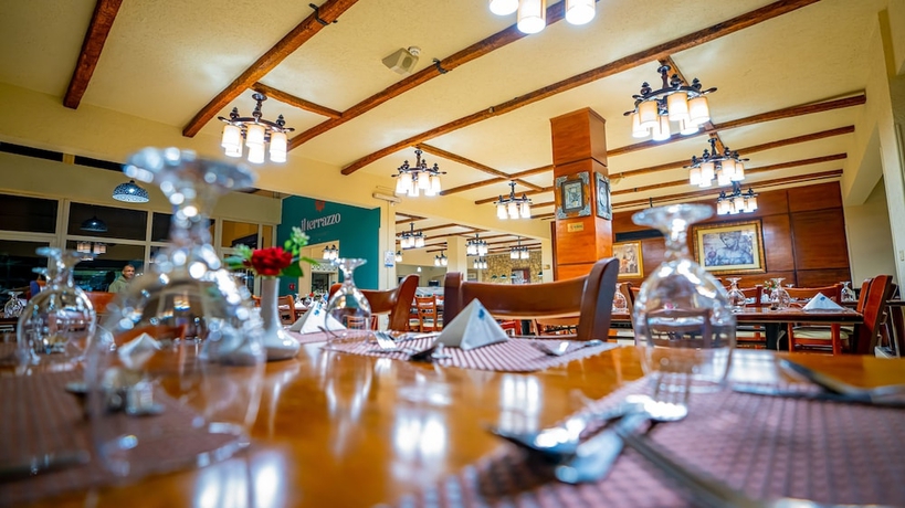 Imagen del bar/restaurante del Hotel Marina Wadi Degla. Foto 1