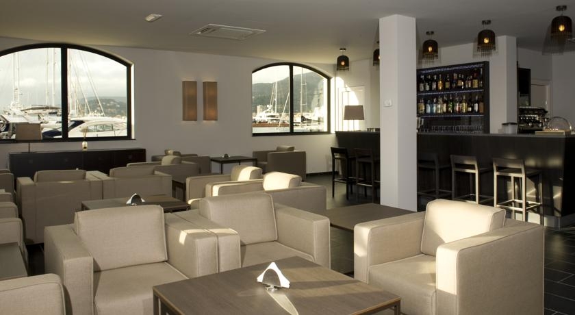 Imagen del bar/restaurante del Hotel Marinaplace Resort and Spa. Foto 2
