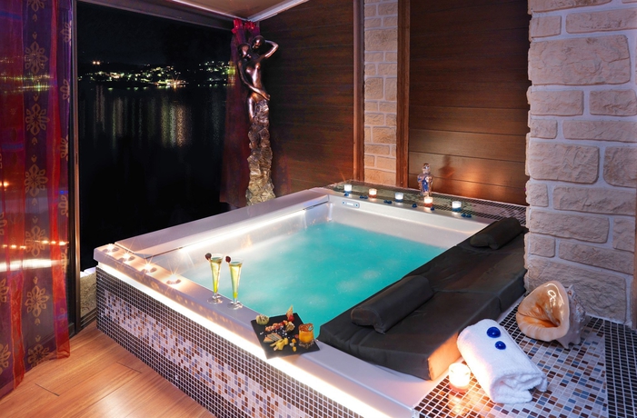 Imagen de la piscina del Hotel Marinca and Spa. Foto 15