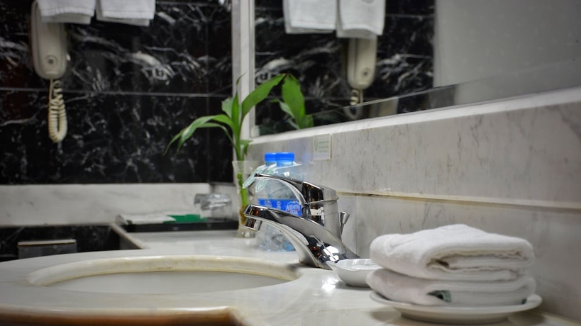 Imagen de la habitación del Hotel Marine Garden. Foto 15