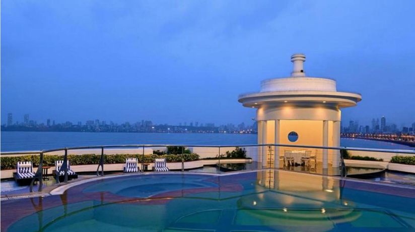 Imagen de la piscina del Hotel Marine Plaza Mumbai. Foto 16
