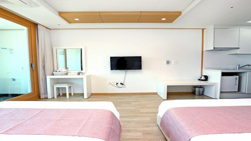 Imagen de la habitación del Hotel Marine Port Resort. Foto 18