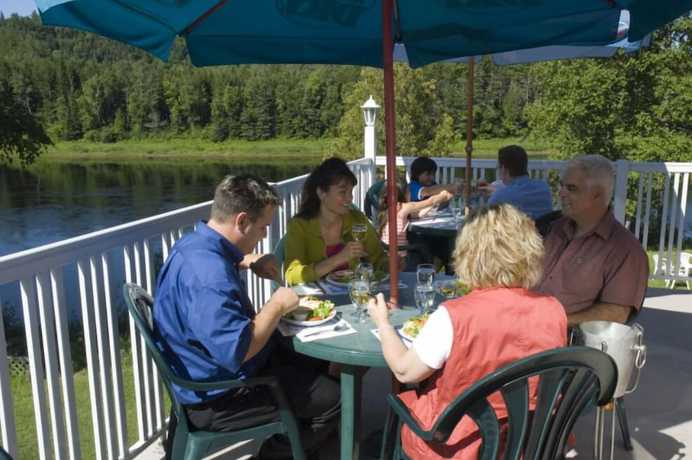 Imagen del bar/restaurante del Hotel Marineau Mattawin. Foto 6