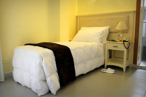 Imagen de la habitación del Hotel Marini. Foto 11