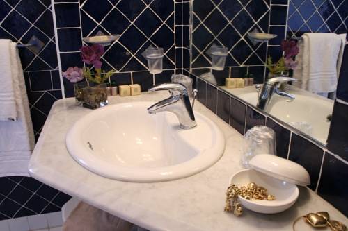 Imagen de la habitación del Hotel Marini. Foto 14