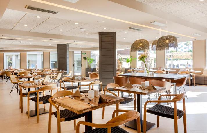 Imagen del bar/restaurante del Hotel Marins Beach Club Adults Only. Foto 2
