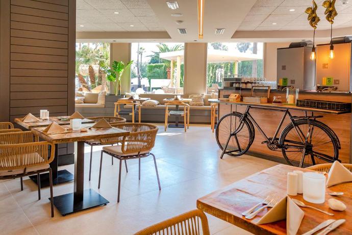 Imagen del bar/restaurante del Hotel Marins Beach Club Adults Only. Foto 3