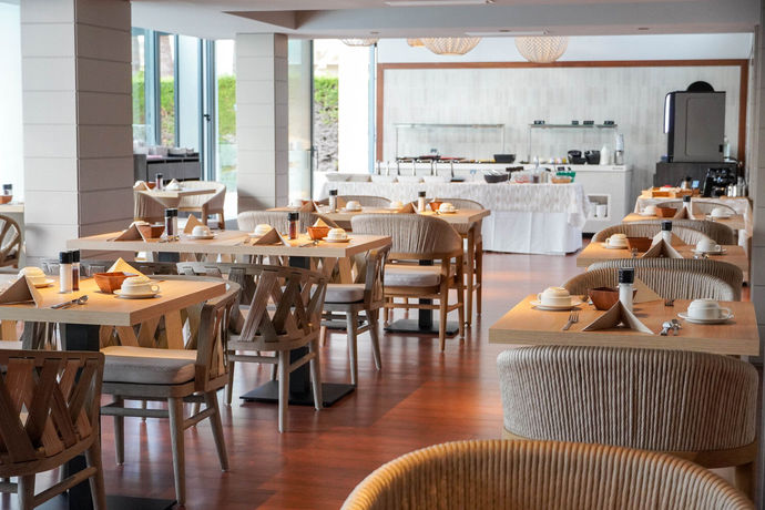 Imagen del bar/restaurante del Hotel Marins Suites Adults Only. Foto 3