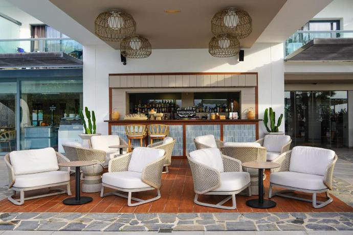 Imagen del bar/restaurante del Hotel Marins Suites Adults Only. Foto 4