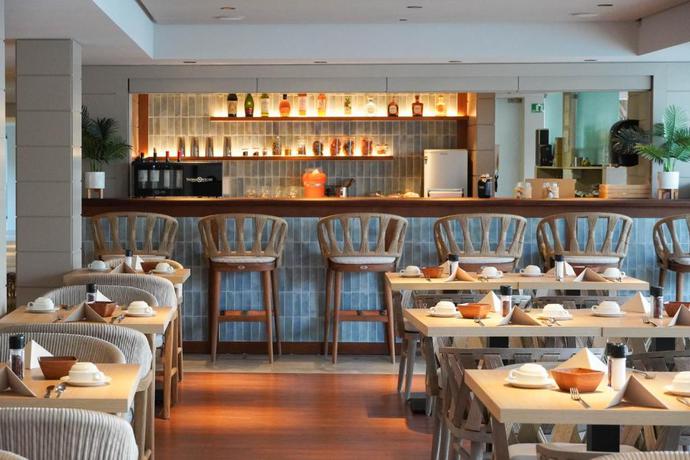 Imagen del bar/restaurante del Hotel Marins Suites Adults Only. Foto 5