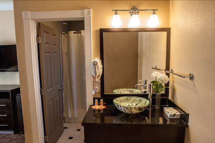 Imagen de la habitación del Hotel Marinwood Inn and Suites. Foto 7
