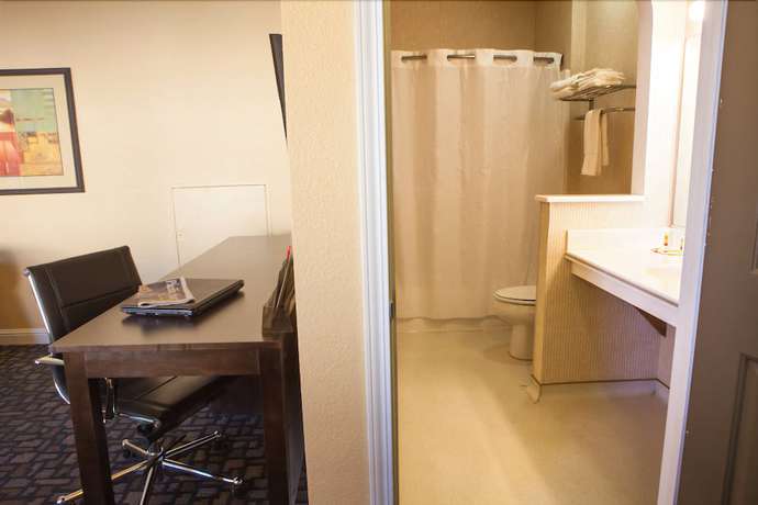 Imagen de la habitación del Hotel Marinwood Inn and Suites. Foto 9