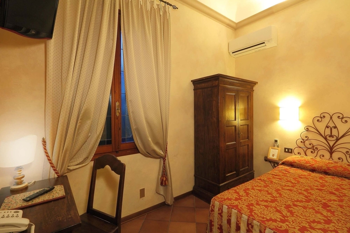 Imagen de la habitación del Hotel Marios. Foto 14