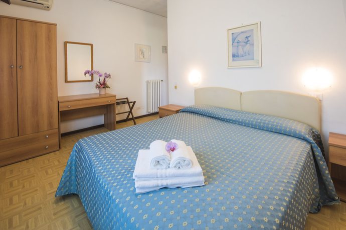 Imagen de la habitación del Hotel Mariotti. Foto 9