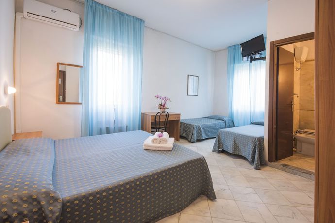 Imagen de la habitación del Hotel Mariotti. Foto 10