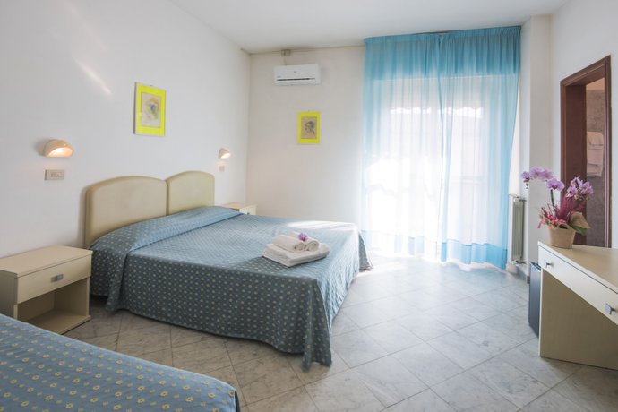 Imagen de la habitación del Hotel Mariotti. Foto 11