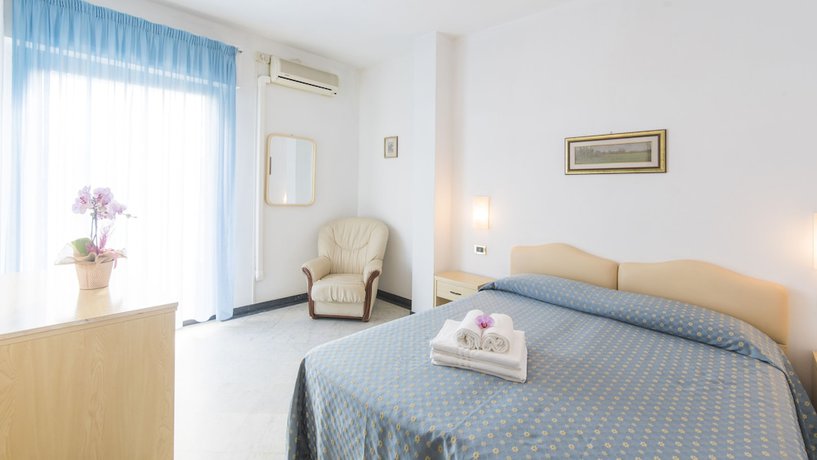 Imagen de la habitación del Hotel Mariotti. Foto 13
