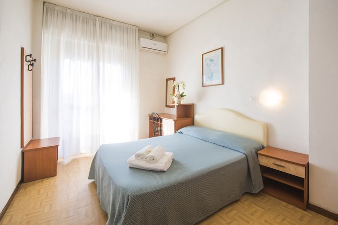 Imagen de la habitación del Hotel Mariotti. Foto 14
