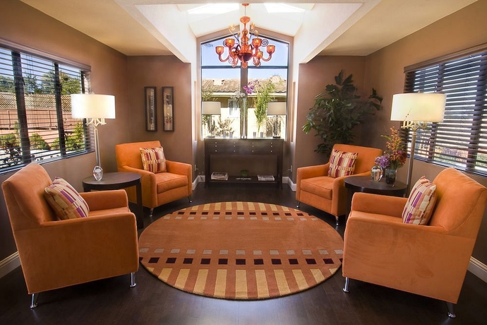 Imagen de los interiores del Hotel Mariposa Inn and Suites. Foto 11