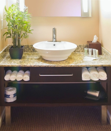 Imagen de la habitación del Hotel Mariposa Inn and Suites. Foto 3