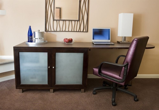 Imagen de la habitación del Hotel Mariposa Inn and Suites. Foto 5