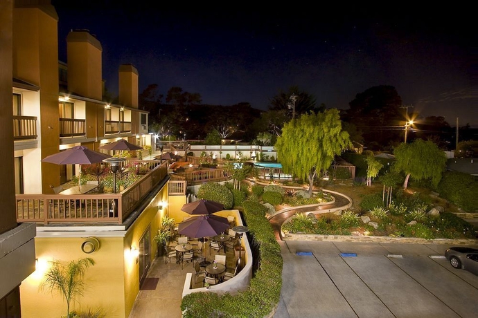 Imagen de los exteriores del Hotel Mariposa Inn and Suites. Foto 10