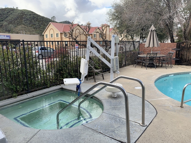 Imagen de la piscina del Hotel Mariposa Lodge. Foto 16