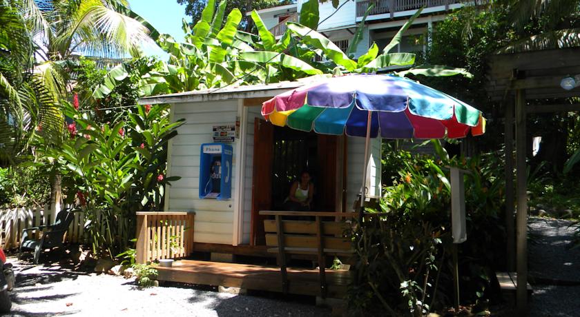 Imagen de los exteriores del Hotel Mariposa Lodge, Isla de Roat&aacute;n. Foto 7