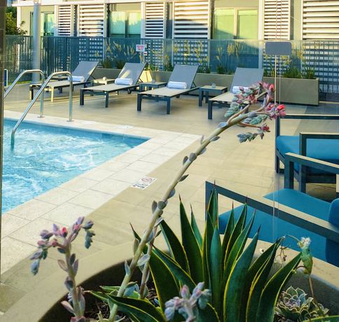 Imagen de la piscina del Hotel Mariposa Los Angeles. Foto 19