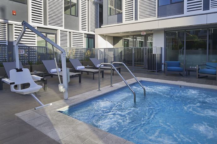 Imagen de la piscina del Hotel Mariposa Los Angeles. Foto 20