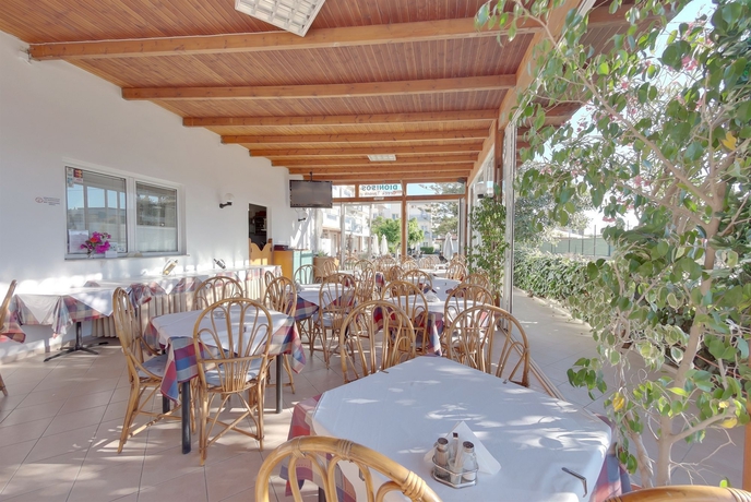 Imagen del bar/restaurante del Hotel Marirena. Foto 3